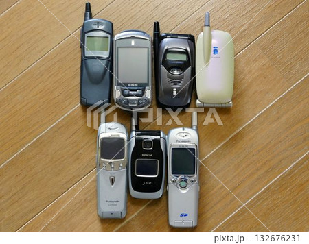 レトロな携帯電話(フィーチャーフォン) レトロな携帯電話(フィーチャーフォン) 132676231