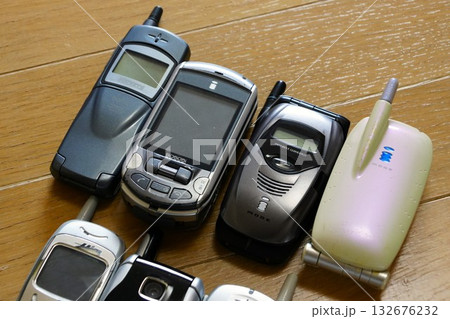 レトロな携帯電話(フィーチャーフォン) レトロな携帯電話(フィーチャーフォン) 132676232