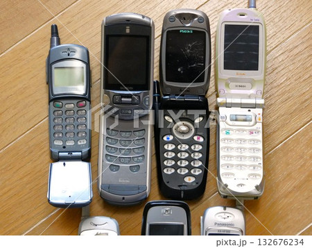 レトロな携帯電話（フィーチャーフォン） 132676234