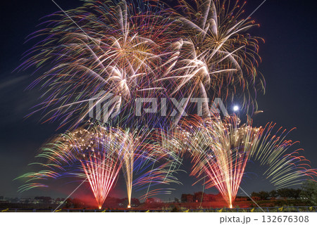 夜空に広がる花火 夜空に広がる花火 132676308