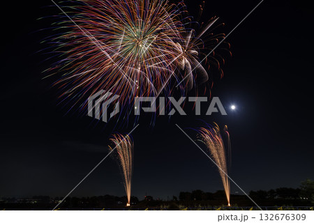 夜空に咲く花火 夜空に咲く花火 132676309