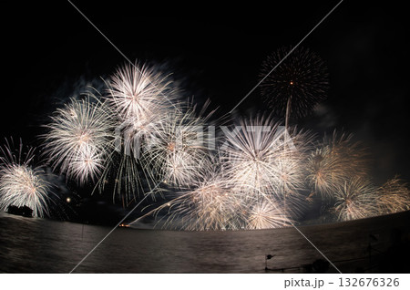 松江水郷祭湖上花火大会　宍道湖 132676326