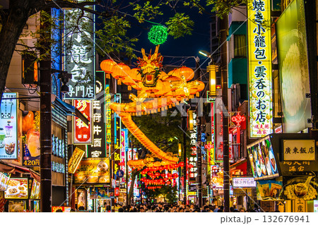 日本の横浜都市景観2026春節燈花。中華街大通り・龍のランタンなどを望む…新時代へ希望の光＝2日 132676941