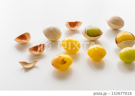 ぎんなん 白背景に銀杏の実 ぎんなん 白背景に銀杏の実 132677818