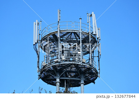 通信イメージ（電波塔:基地局） 132677844