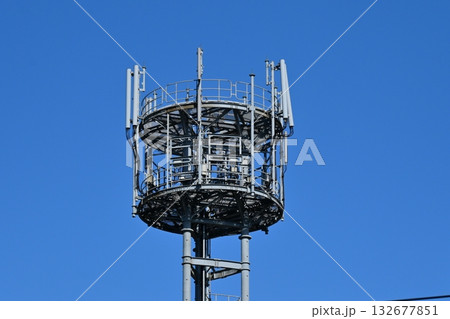 通信イメージ(電波塔:基地局) 通信イメージ(電波塔:基地局) 132677851