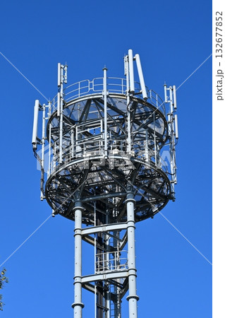 通信イメージ（電波塔:基地局） 132677852