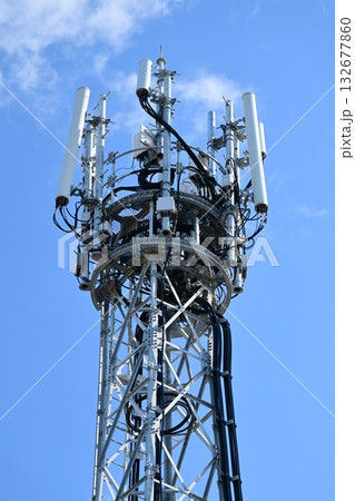 通信イメージ（電波塔:基地局） 132677860