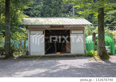奈良県／丹生川上神社下社の敷地にある倉庫 （2025年8月撮影） 132678740