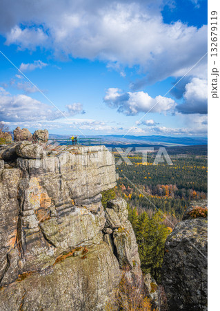 Visitors enjoy the breathtaking views from the lookout point at Southern Terraces in Stolowe Mountains National Park during autumn. 132679119