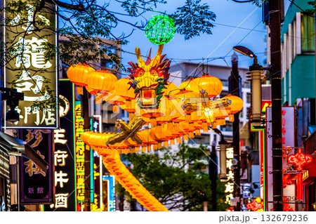日本の横浜都市景観2026春節燈花。中華街大通り・龍のランタンや防犯カメラなどを望む…新時代へ=2日 日本の横浜都市景観2026春節燈花。中華街大通り・龍のランタンや防犯カメラなどを望む…新時代へ=2日 132679236