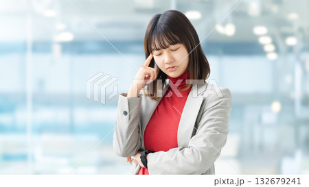 考えごとをする若い女性・ビジネスウーマン 考えごとをする若い女性・ビジネスウーマン 132679241
