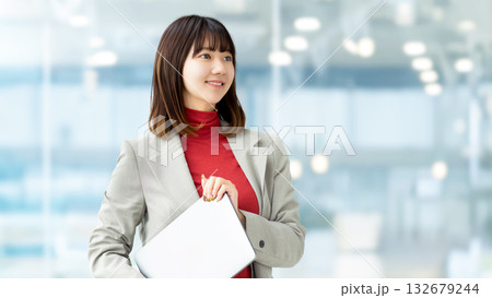 パソコンを持つ女性・ビジネスウーマン 132679244
