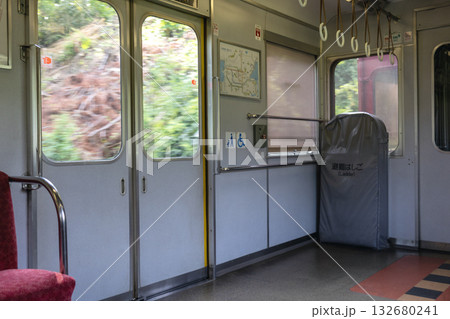 近畿日本鉄道の列車内に設置された避難はしご 近畿日本鉄道の列車内に設置された避難はしご 132680241