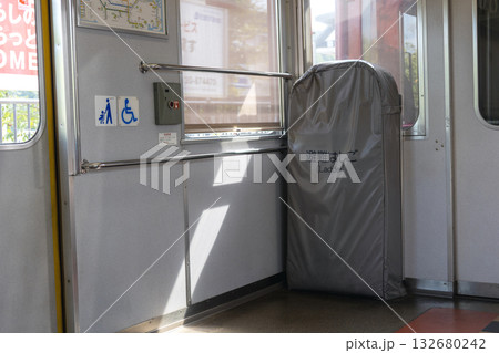 近畿日本鉄道の列車内に設置された避難はしご 132680242