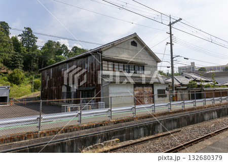 線路沿いの古い倉庫 132680379