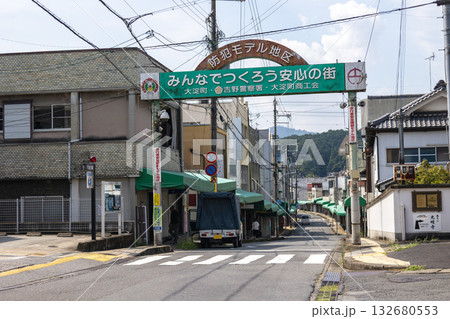 奈良県／近畿日本鉄道の下市口駅舎前の商店街（2025年8月撮影） 132680553