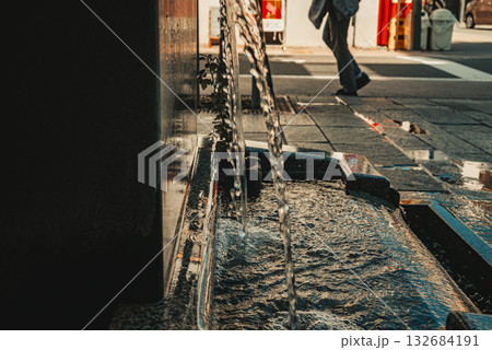 雑踏と湧き水【松本市】 132684191