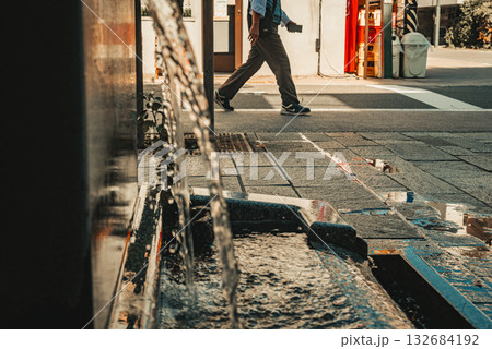 通行人と湧き水【松本市】 132684192