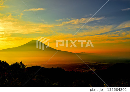 猪之頭林道からの富士山の夜明け 132684202