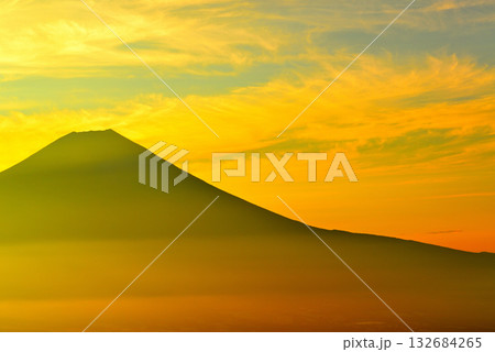 猪之頭林道からの富士山の夜明け 132684265