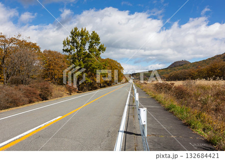 榛名山の直線道路　群馬県 132684421