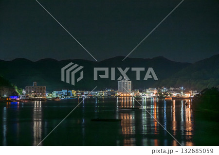 日本の岡山県備前市のとても美しい日生港の夜景 日本の岡山県備前市のとても美しい日生港の夜景 132685059