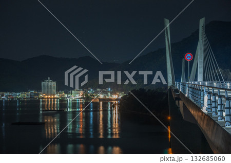 日本の岡山県備前市のとても美しい日生港の夜景 132685060