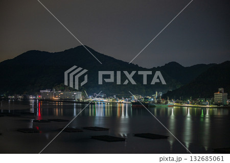 日本の岡山県備前市のとても美しい日生港の夜景 132685061