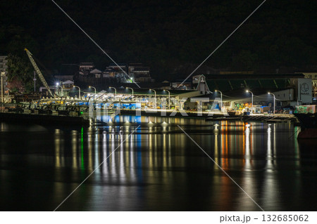 日本の岡山県備前市のとても美しい日生港の夜景 132685062