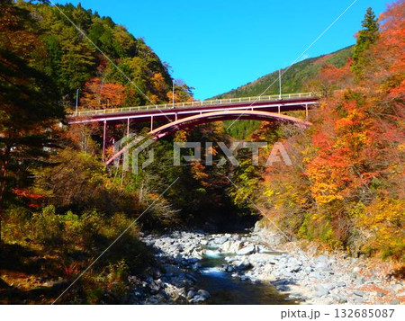 秋空に映える付知峡の絶景 132685087