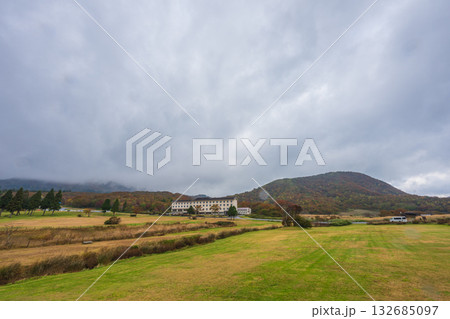 日本の鳥取県の秋雨の大山の美しい風景 日本の鳥取県の秋雨の大山の美しい風景 132685097
