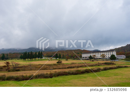 日本の鳥取県の秋雨の大山の美しい風景 132685098