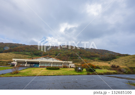 日本の鳥取県の秋雨の大山の美しい風景 132685100