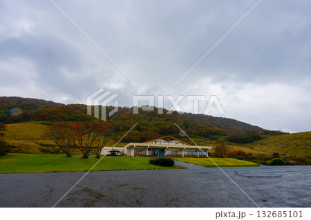 日本の鳥取県の秋雨の大山の美しい風景 日本の鳥取県の秋雨の大山の美しい風景 132685101