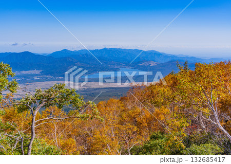 【山梨県】富士山五合目・吉田ルート登山道から眺める山中湖 132685417