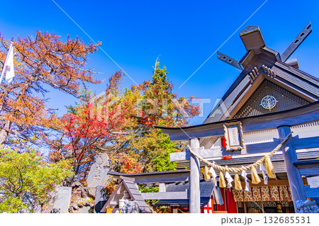 【山梨県】外国人で賑わう冨士山小御嶽神社　紅葉 132685531
