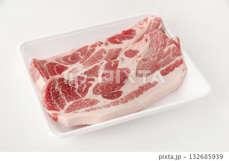 豚肩ロース　発泡トレイに入った豚肩ロース肉 132685939