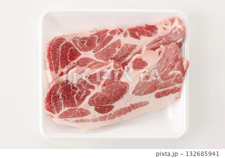 豚肩ロース　発泡トレイに入った豚肩ロース肉 132685941