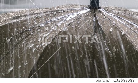 激しく降る雨のイメージ 132685988