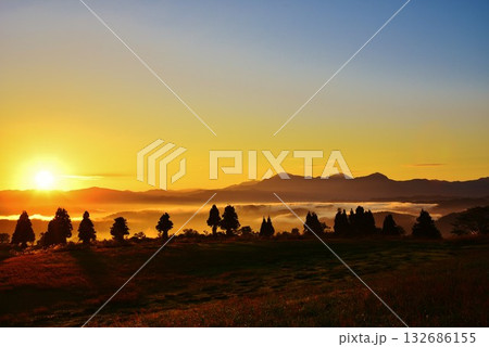 雲海朝焼けの新潟県小千谷市小千谷山本山高原・越後三山夜明け 132686155