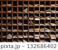 沢山の郵便物が仕訳けられている木製の棚 132686402