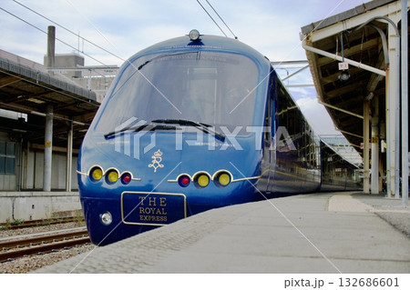 名古屋市内を走行するザ・ロイヤルエクスプレス 132686601