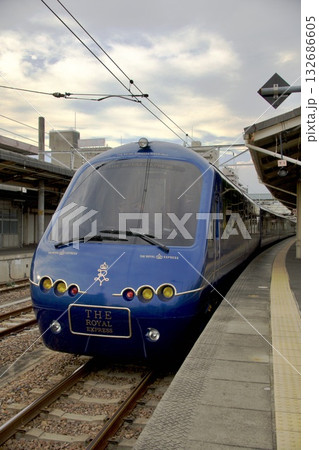 名古屋市内を走行するザ・ロイヤルエクスプレス 132686605