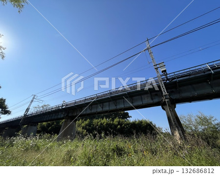 指扇駅と南古谷駅の間　JR川越線・埼京線の線路を下から 132686812