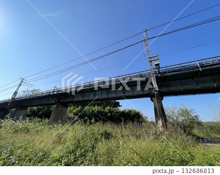 指扇駅と南古谷駅の間　JR川越線・埼京線の線路を下から 132686813