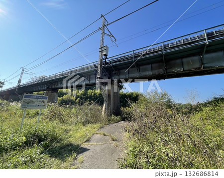 指扇駅と南古谷駅の間　JR川越線・埼京線の線路を下から 132686814