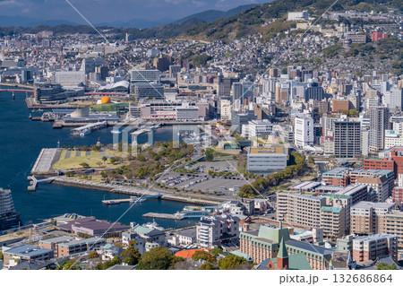 《長崎県》坂の街長崎市・鍋冠山の眺望 132686864