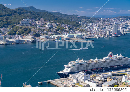《長崎県》坂の街長崎市・鍋冠山の眺望 132686865