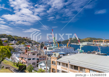 《長崎県》長崎港の港湾風景・造船所のある街並み 《長崎県》長崎港の港湾風景・造船所のある街並み 132686939